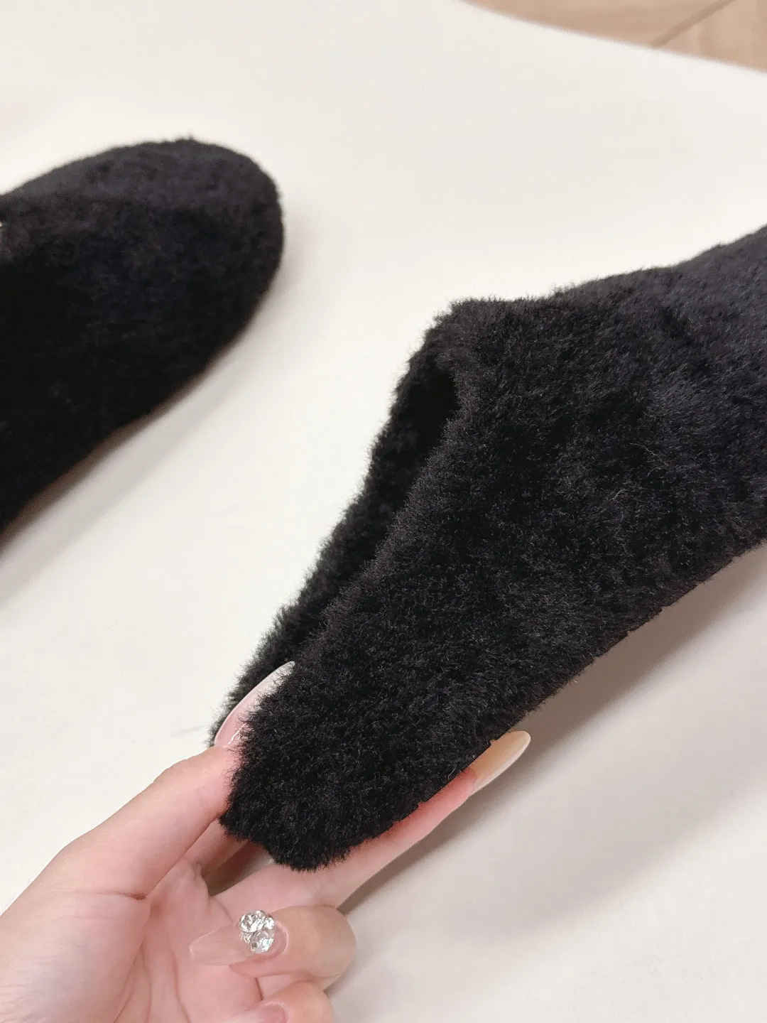 👟👟Ex-factory price 520👟👟 Prada prada25 autumn and winter furry slippers series, half-slip wool slippers, classic triangle buckle, comfortable, cute, cute, fashionable, elegant and versatile, the wool is comfortable and soft, awakening the warmth of autumn and winter. Let you walk comfortably from morning to night. Pair it with socks to easily cope with the changing seasons. Wool, sheep pattern lining, original outsole! 35-40 yards